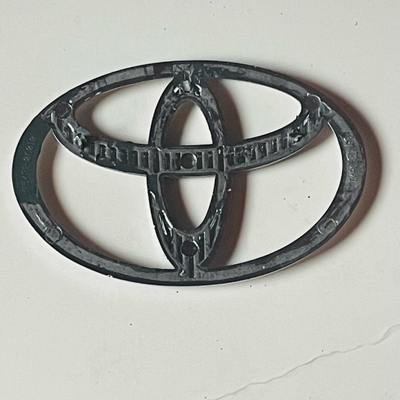 TOYOTA CAMRY 1996 Emblem, SILVER COLOR - Picture 2 of 3
